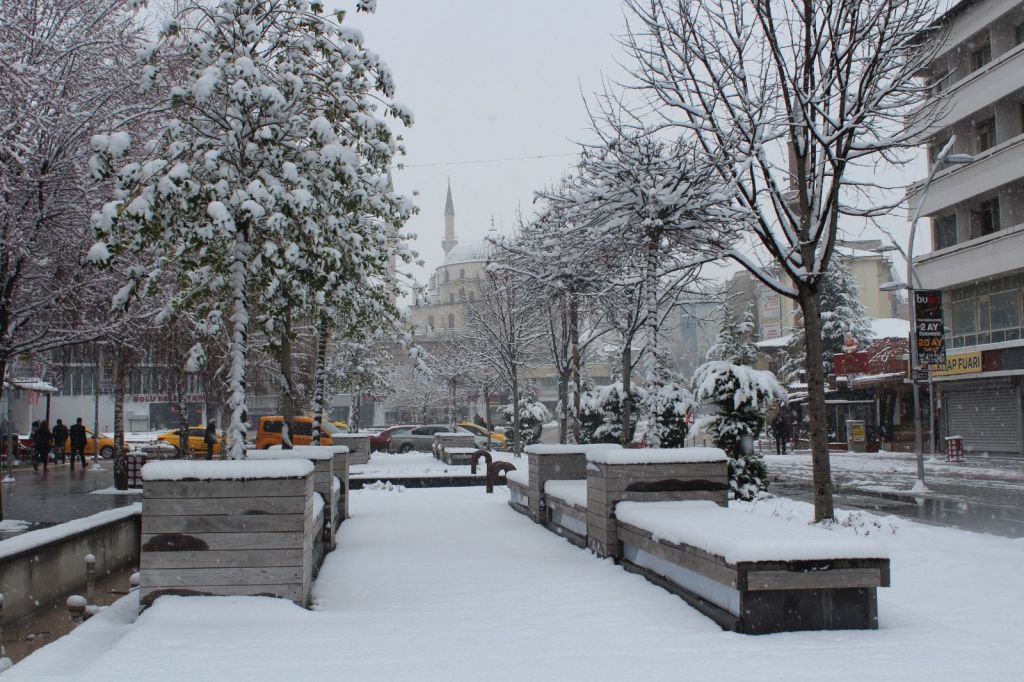 KENT MERKEZİ BEYAZA BÜRÜNDÜ
