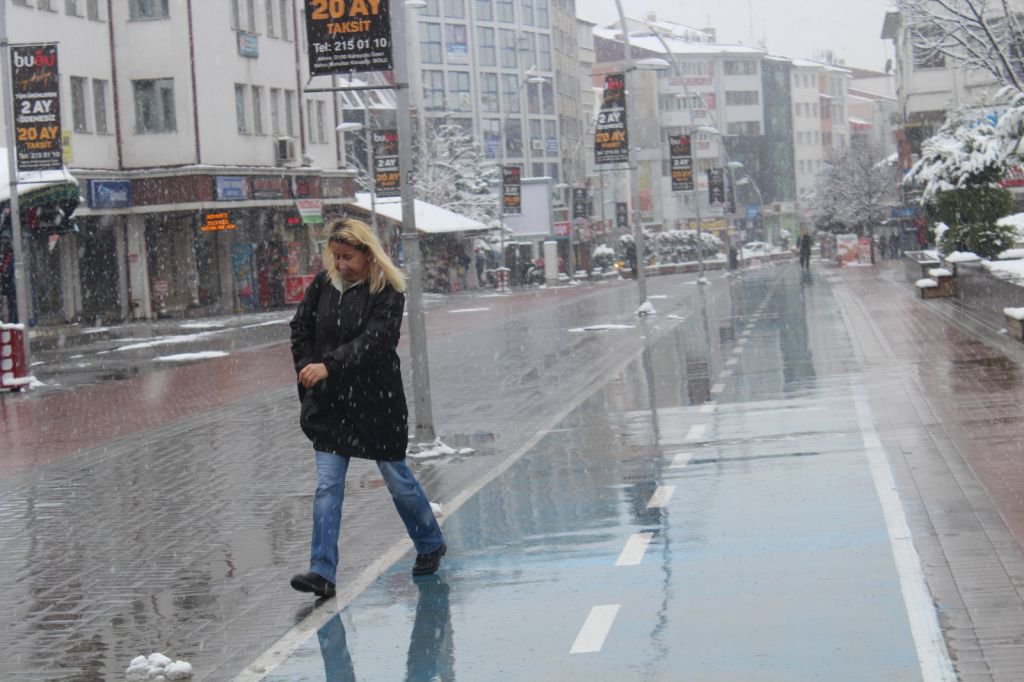 KENT MERKEZİ BEYAZA BÜRÜNDÜ