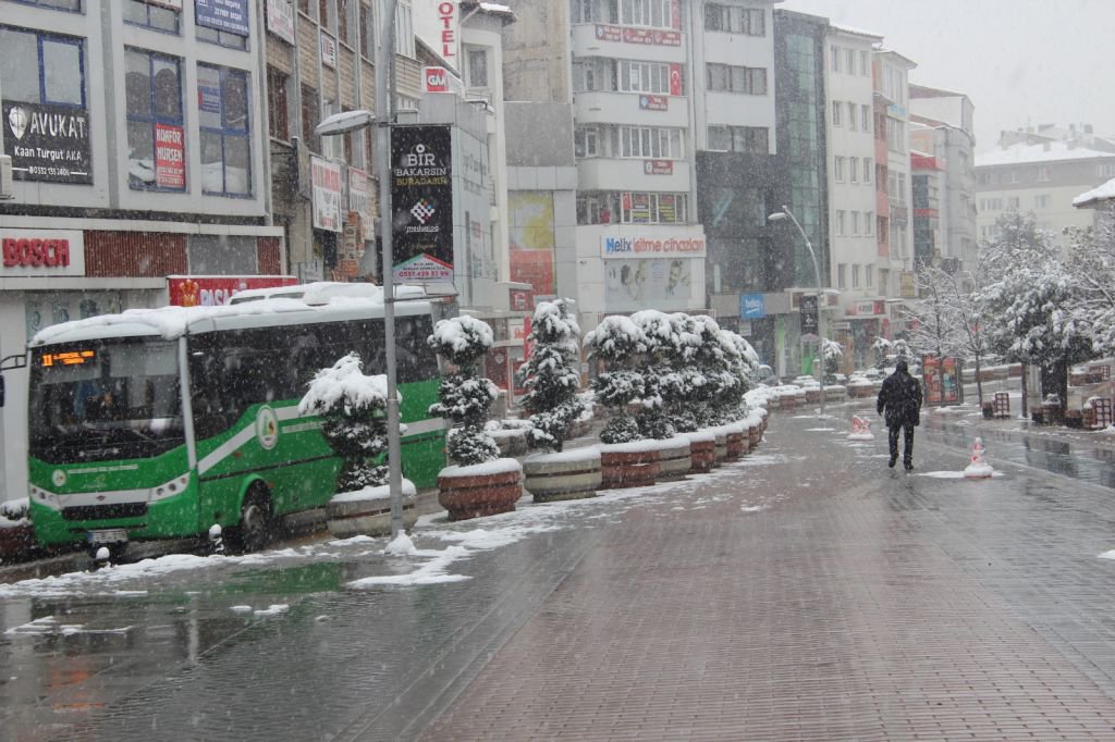 KENT MERKEZİ BEYAZA BÜRÜNDÜ