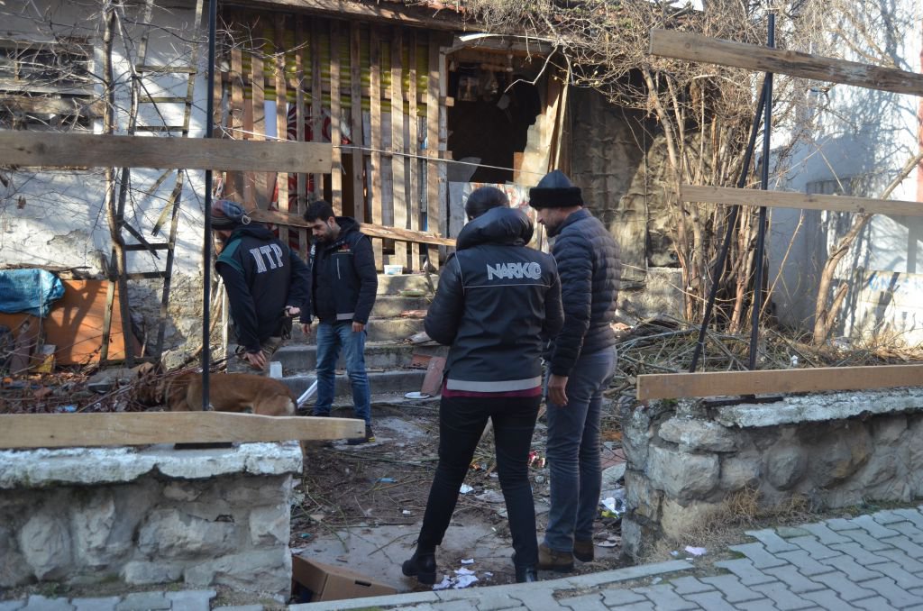 METRUK BİNALARA UYUŞTURUCU UYGULAMASI