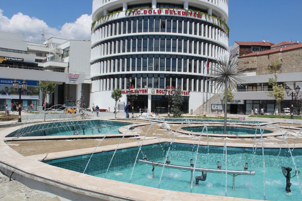 MEYDAN YENİ GÖRÜNÜMÜNE KAVUŞUYOR