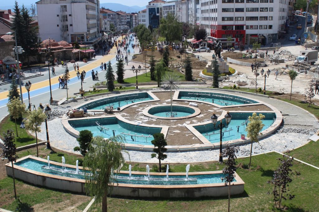 MEYDAN YENİ GÖRÜNÜMÜNE KAVUŞUYOR