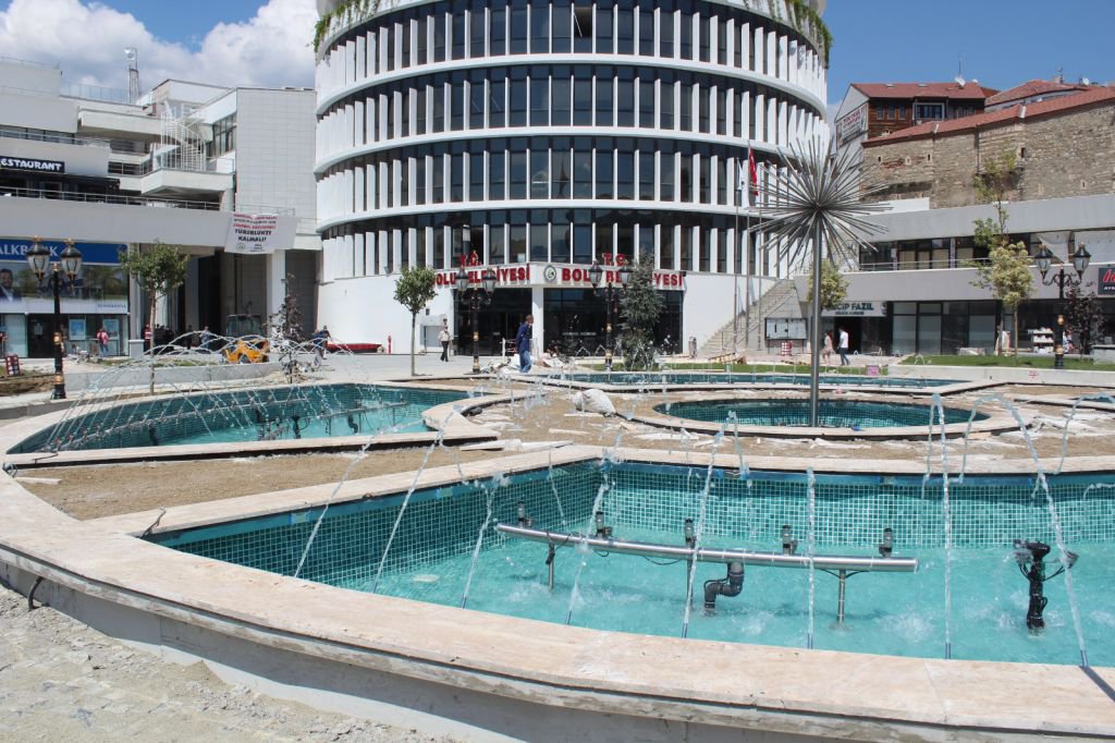 MEYDAN YENİ GÖRÜNÜMÜNE KAVUŞUYOR