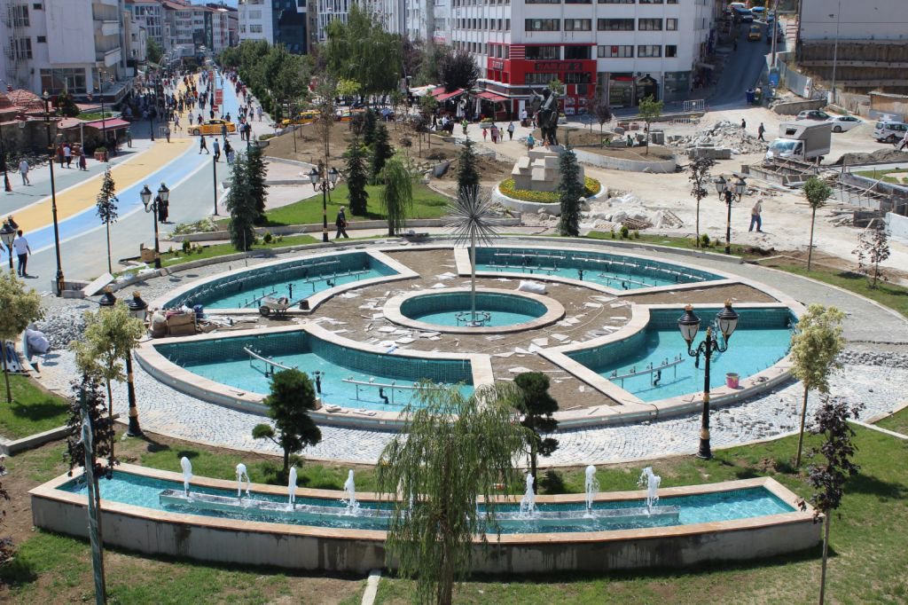 MEYDAN YENİ GÖRÜNÜMÜNE KAVUŞUYOR