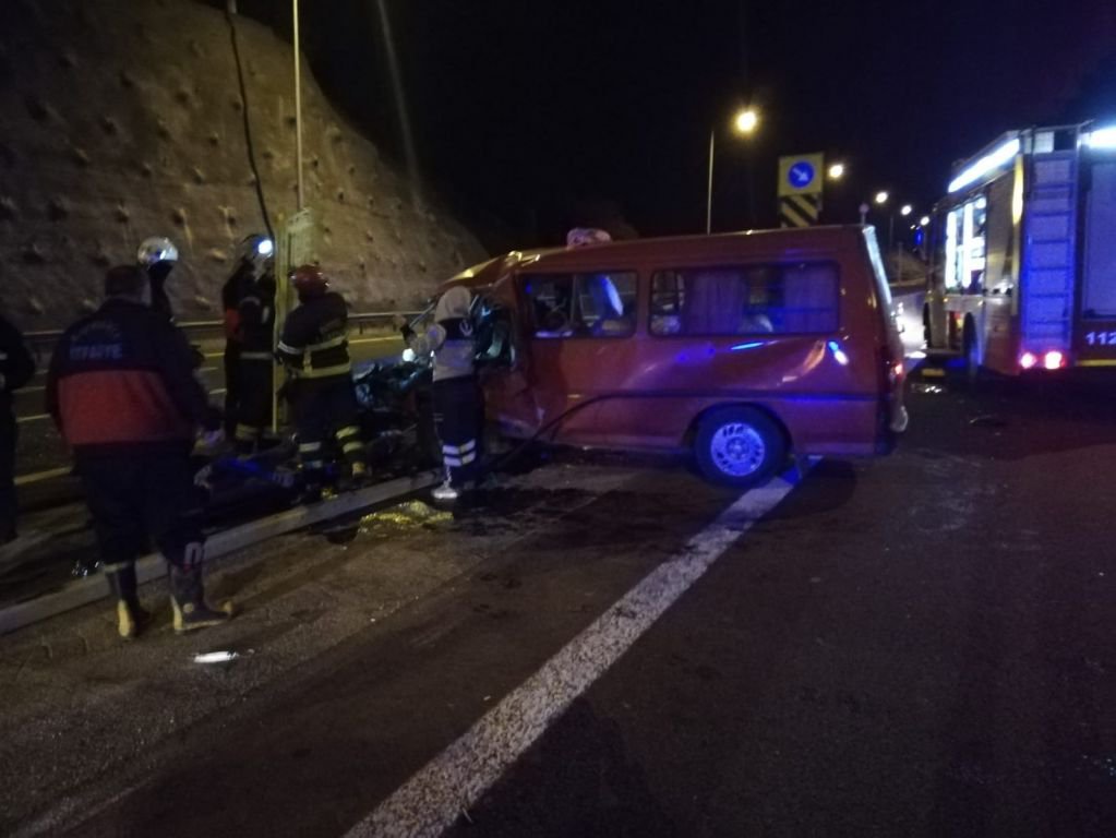 MİNİBÜS PARAMPARÇA OLDU