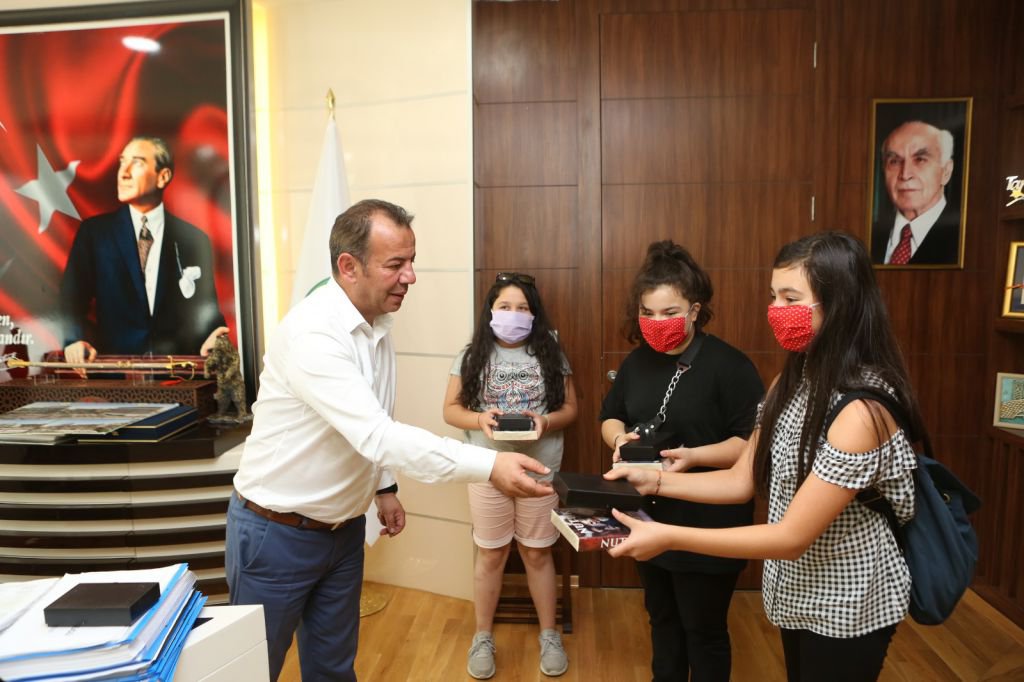 ÖĞRENCİLERDEN ALKIŞLANACAK HAREKET