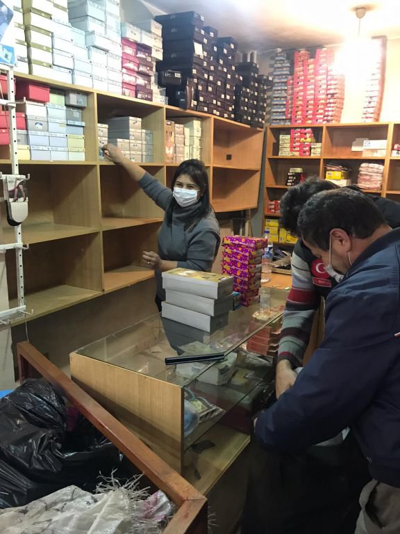 ÖLEN AMCASININ MALLARINI BAKIN NE YAPTI