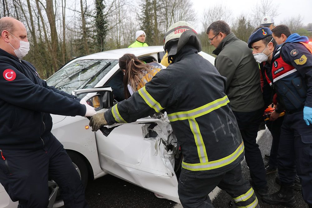 OTOMOBİLLER BARİYERE SAPLANDI