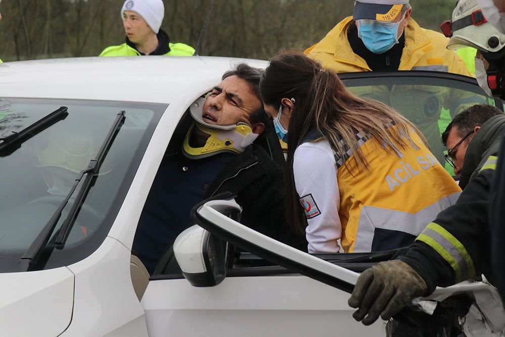 OTOMOBİLLER BARİYERE SAPLANDI