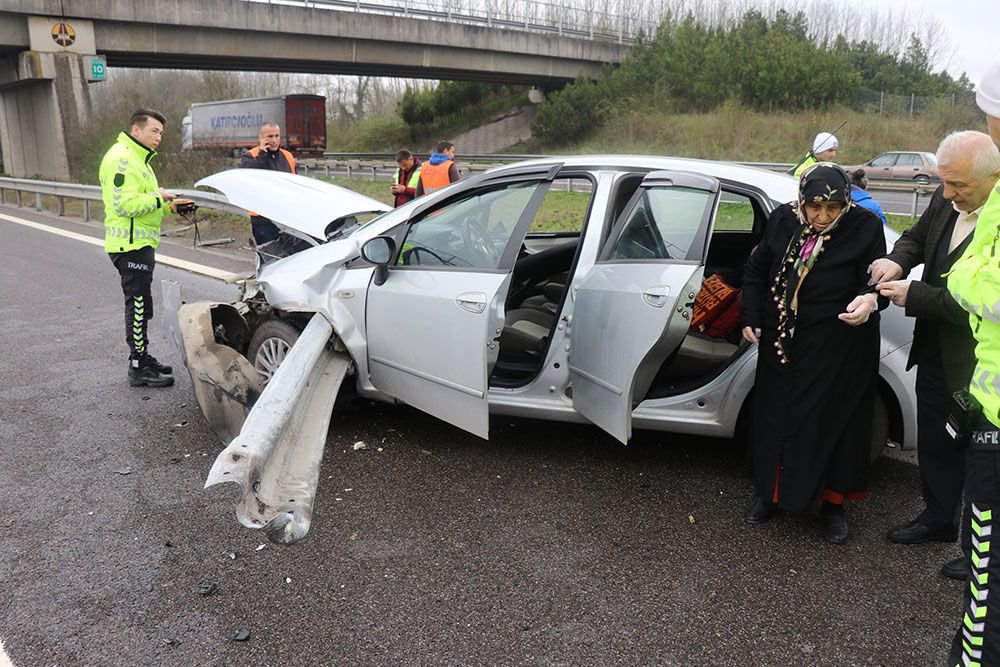 OTOMOBİLLER BARİYERE SAPLANDI