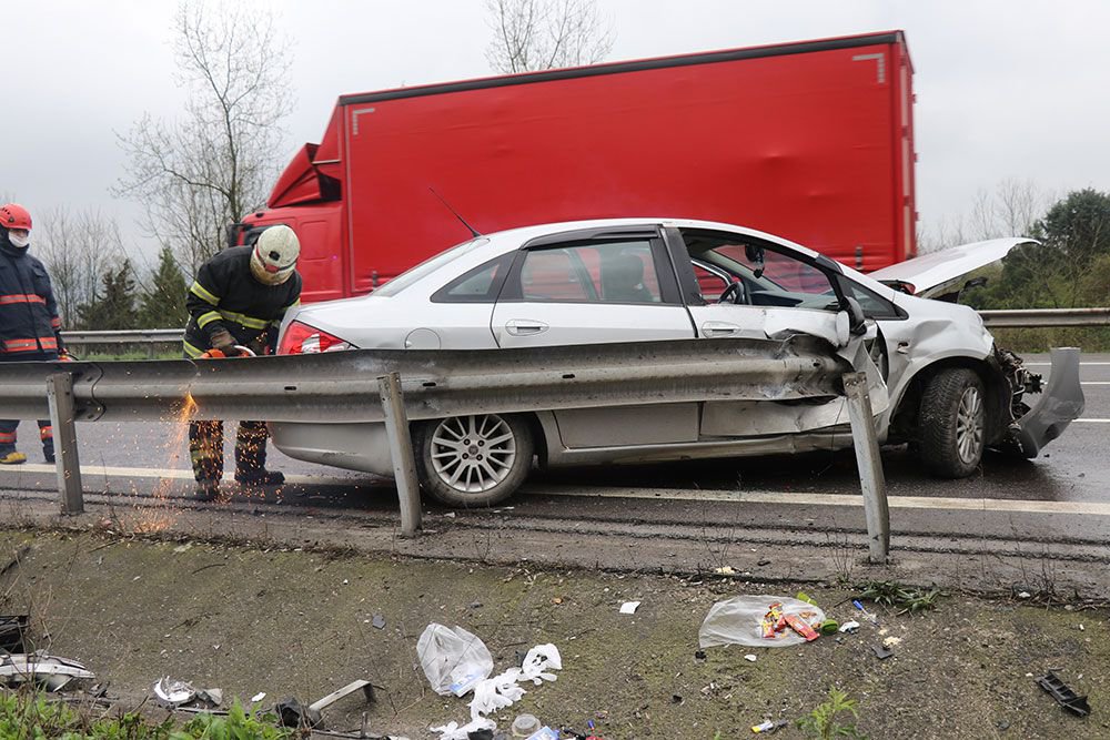 OTOMOBİLLER BARİYERE SAPLANDI