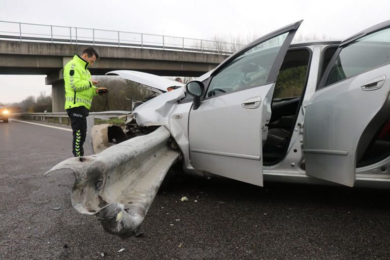 OTOMOBİLLER BARİYERE SAPLANDI