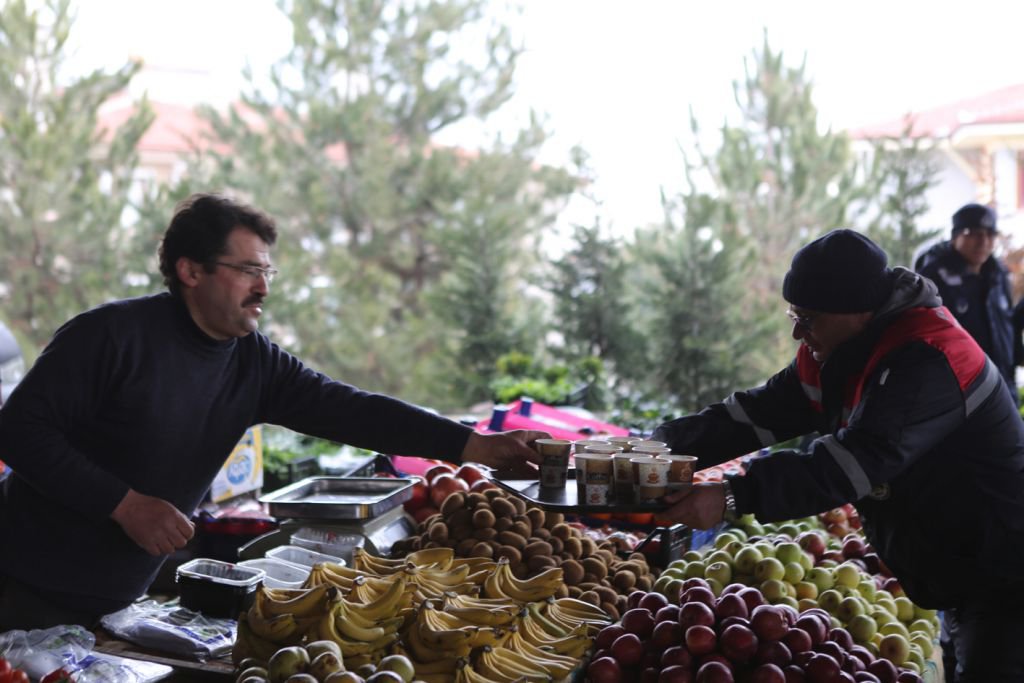 PAZAR ESNAFINA SICAK İKRAM