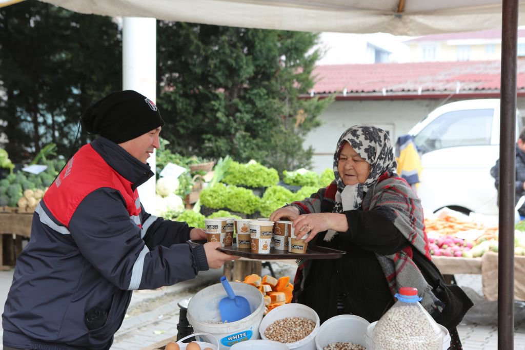 PAZAR ESNAFINA SICAK İKRAM