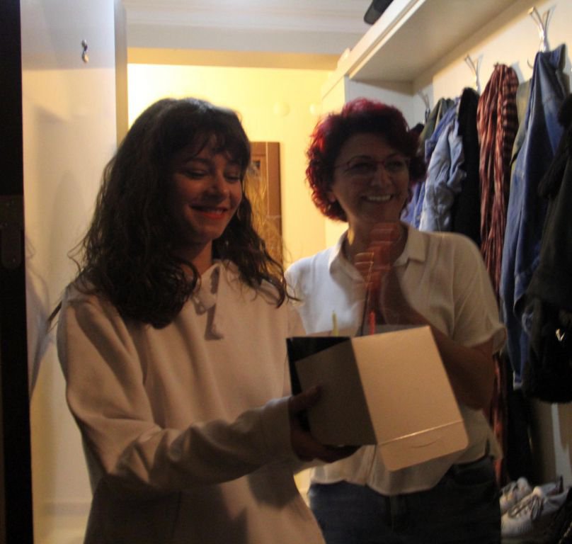 POLİSTEN GENÇ KIZA SÜRPRİZ DOĞUM GÜNÜ