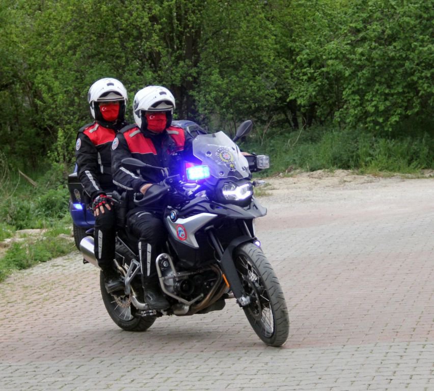 POLİSTEN GENÇ KIZA SÜRPRİZ DOĞUM GÜNÜ