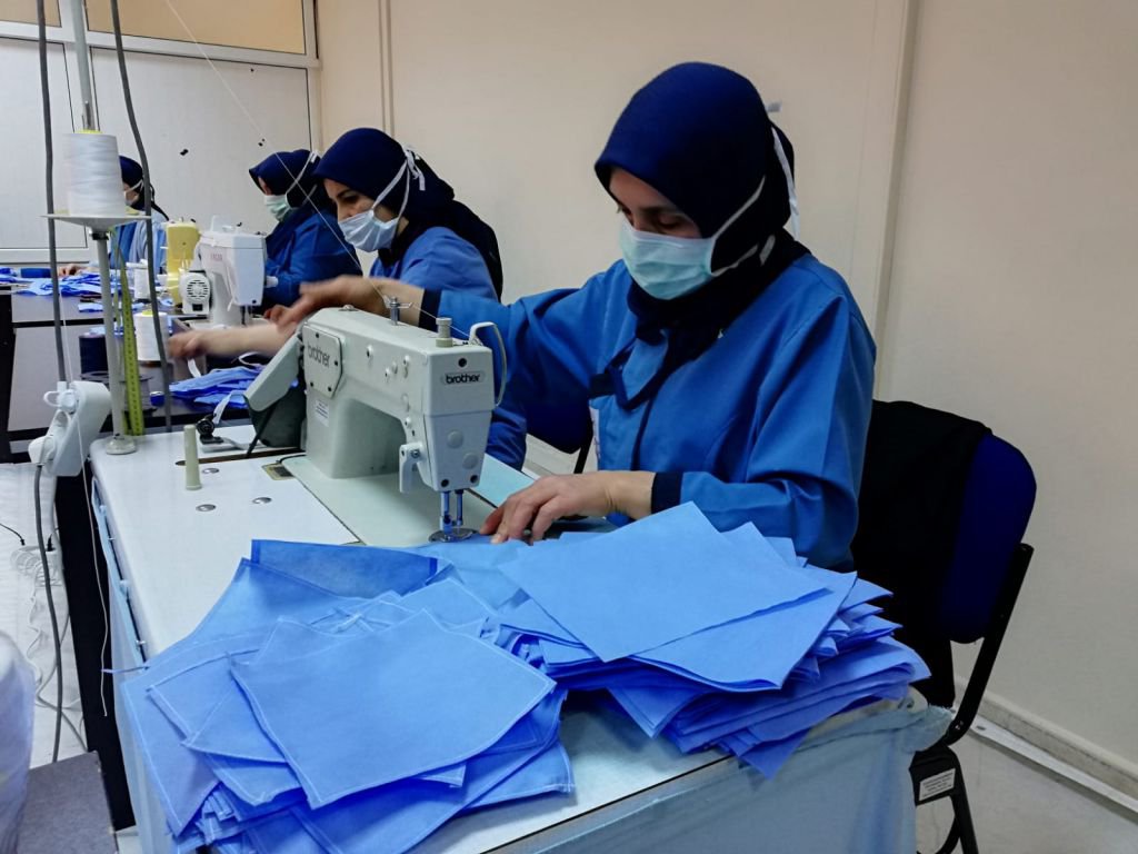 SAĞLIKÇILAR KENDİ MASKELERİNİ DİKİYOR