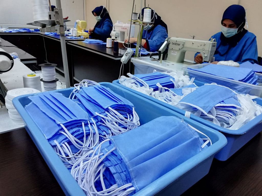 SAĞLIKÇILAR KENDİ MASKELERİNİ DİKİYOR