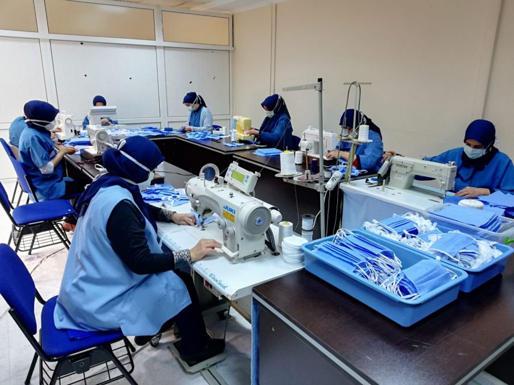 SAĞLIKÇILAR KENDİ MASKELERİNİ DİKİYOR