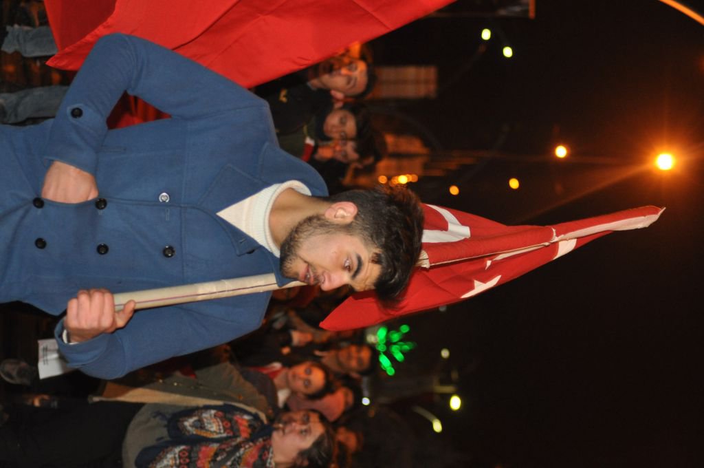 ŞEHİTLER İÇİN YÜRÜDÜLER