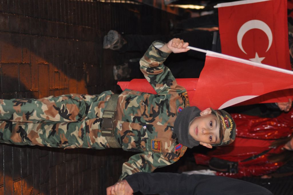 ŞEHİTLER İÇİN YÜRÜDÜLER