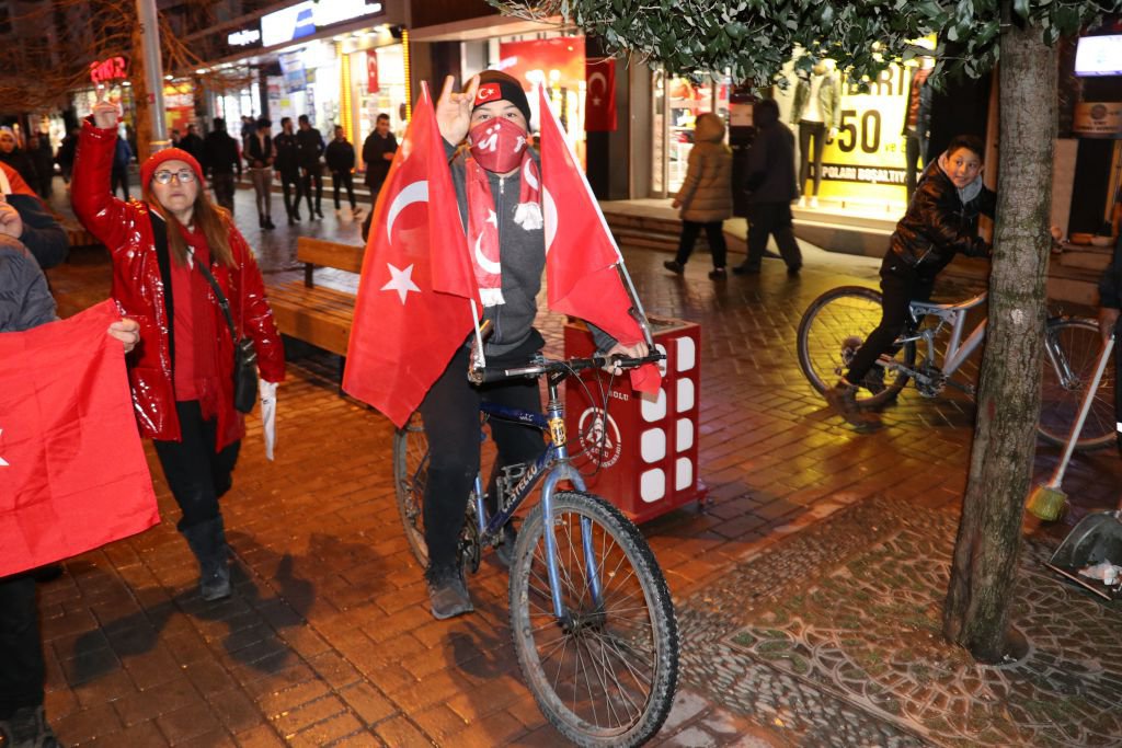 ŞEHİTLER İÇİN YÜRÜDÜLER