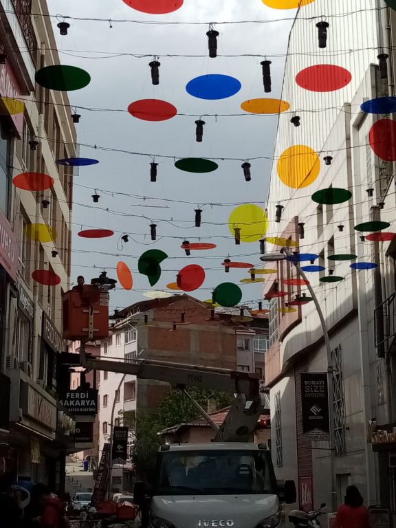 ŞEMSİYELİ SOKAK YENİLENECEK