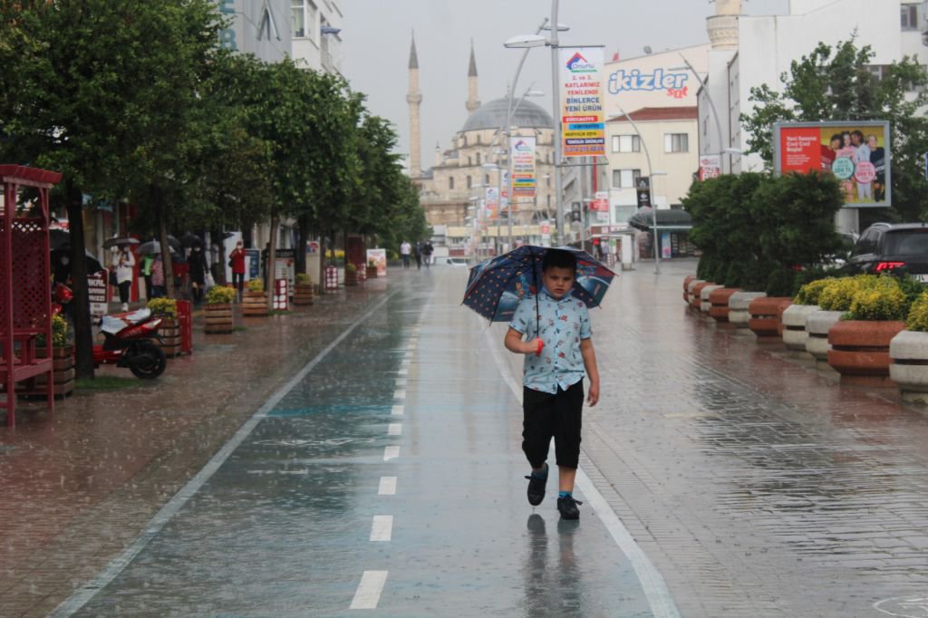 ŞİDDETLİ YAĞMUR HAYATI OLUMSUZ ETKİLEDİ