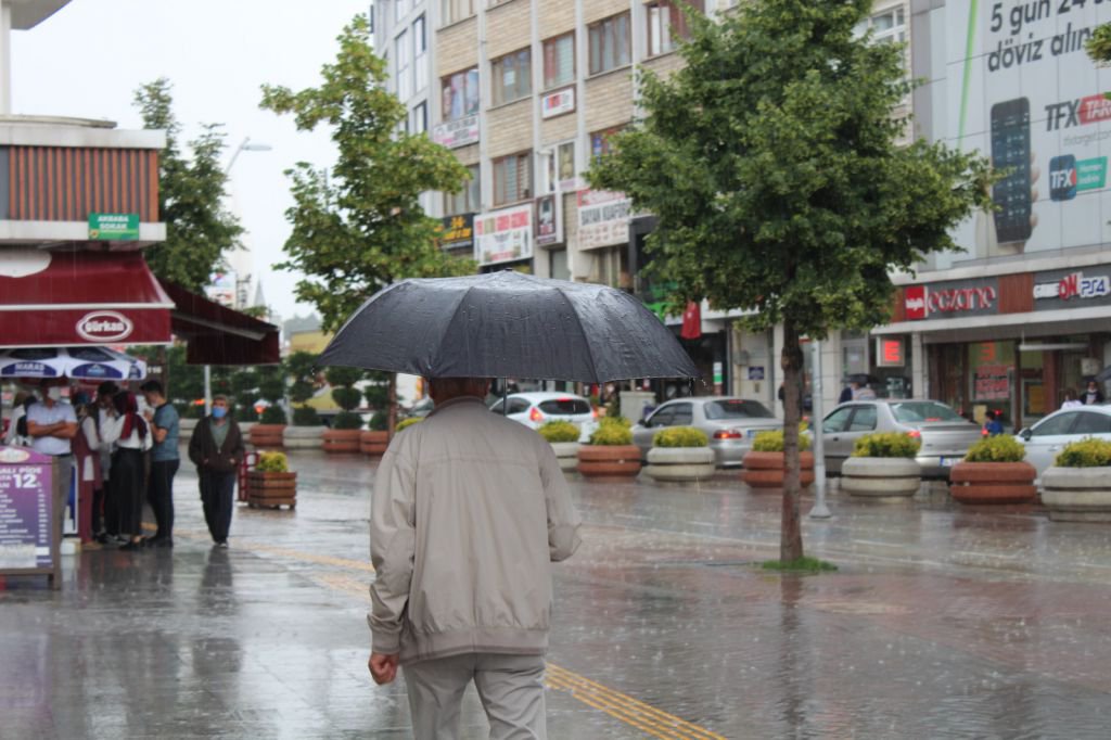 ŞİDDETLİ YAĞMUR HAYATI OLUMSUZ ETKİLEDİ