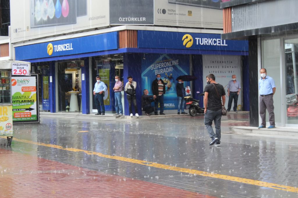 ŞİDDETLİ YAĞMUR HAYATI OLUMSUZ ETKİLEDİ