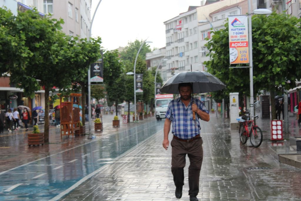 ŞİDDETLİ YAĞMUR HAYATI OLUMSUZ ETKİLEDİ