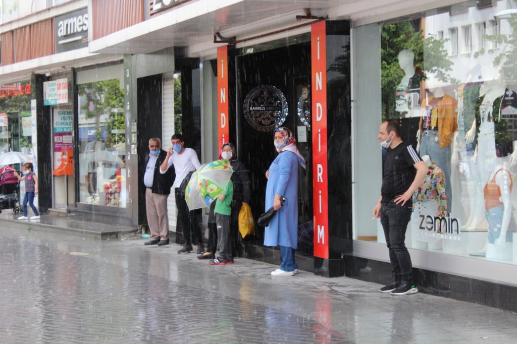 ŞİDDETLİ YAĞMUR HAYATI OLUMSUZ ETKİLEDİ