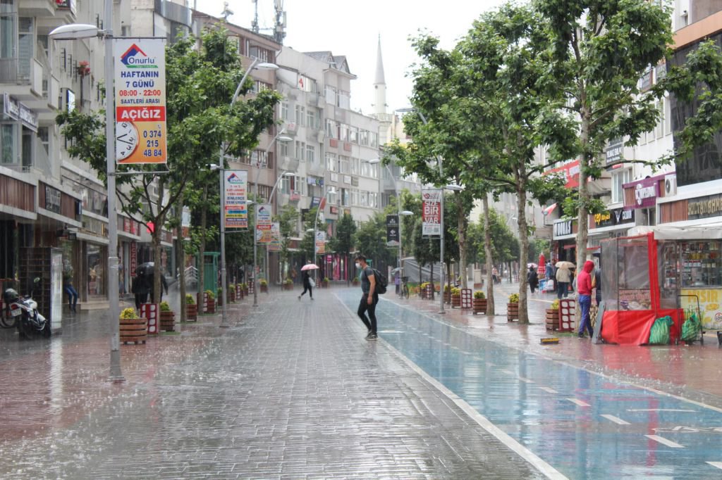 ŞİDDETLİ YAĞMUR HAYATI OLUMSUZ ETKİLEDİ