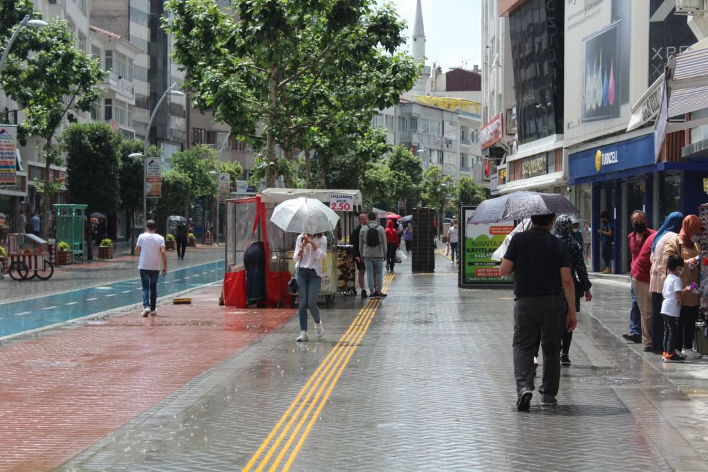 ŞİDDETLİ YAĞMUR HAYATI OLUMSUZ ETKİLEDİ