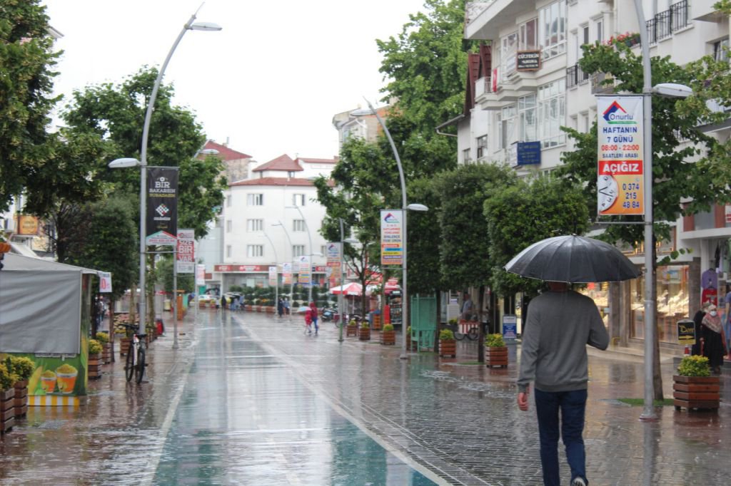 ŞİDDETLİ YAĞMUR HAYATI OLUMSUZ ETKİLEDİ