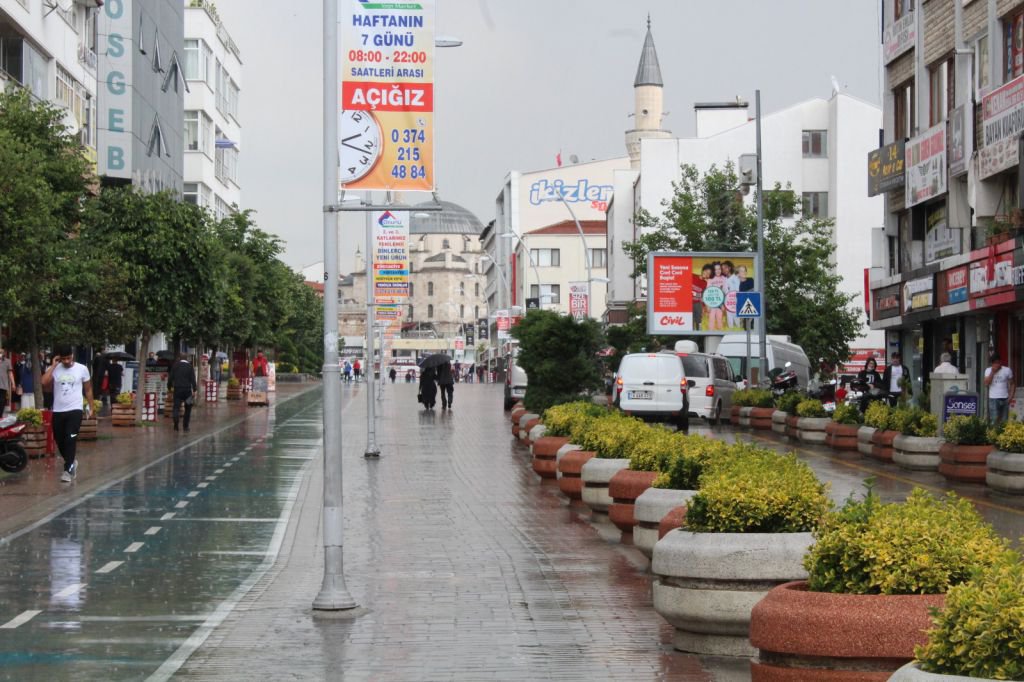 ŞİDDETLİ YAĞMUR HAYATI OLUMSUZ ETKİLEDİ