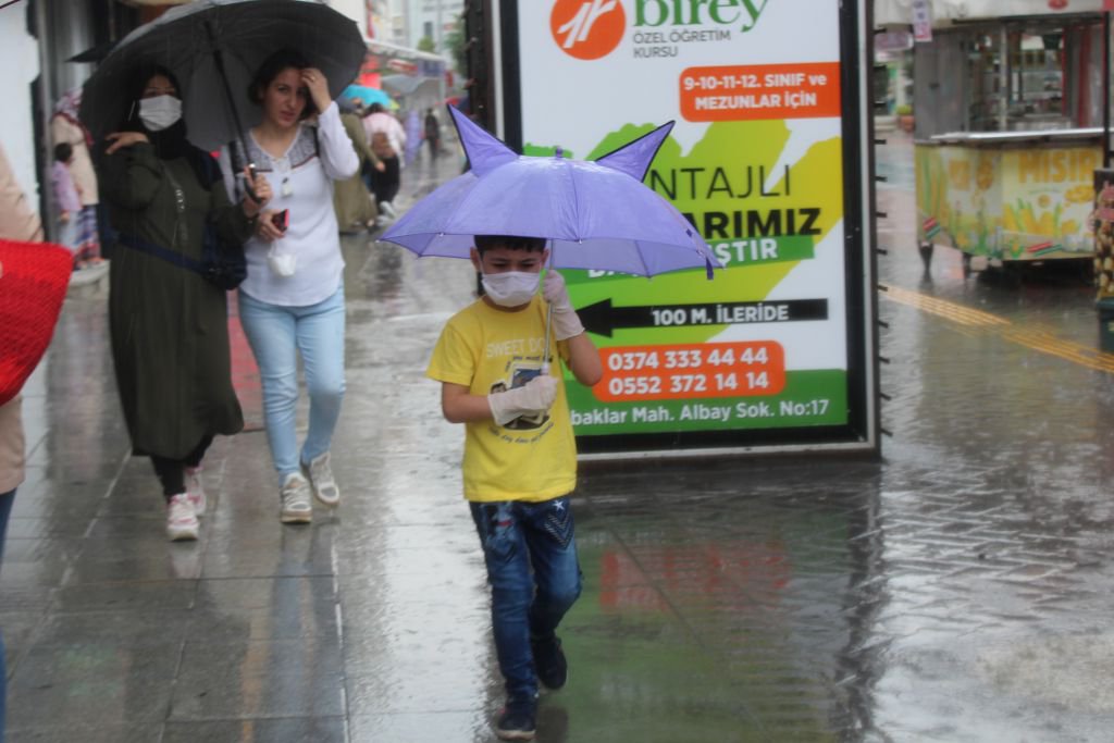 ŞİDDETLİ YAĞMUR HAYATI OLUMSUZ ETKİLEDİ