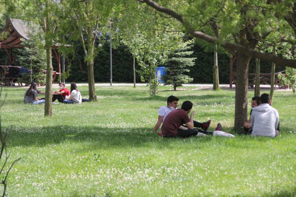 SOSYAL MESAFEYE UYMADILAR