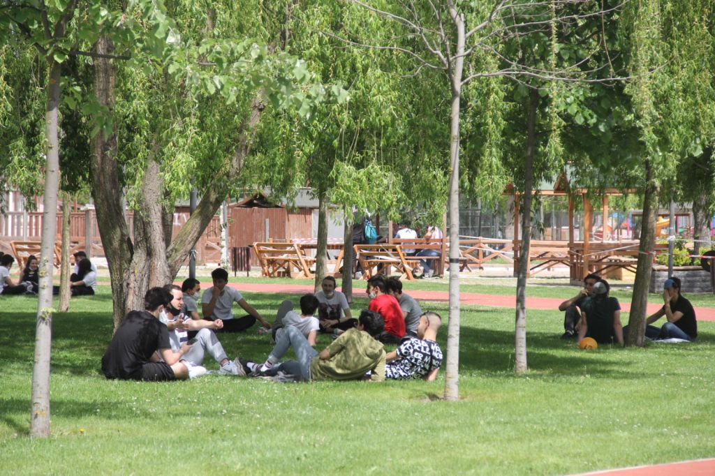 SOSYAL MESAFEYE UYMADILAR