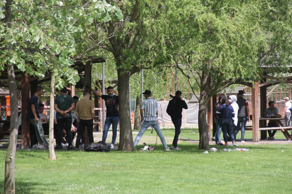 SOSYAL MESAFEYE UYMADILAR