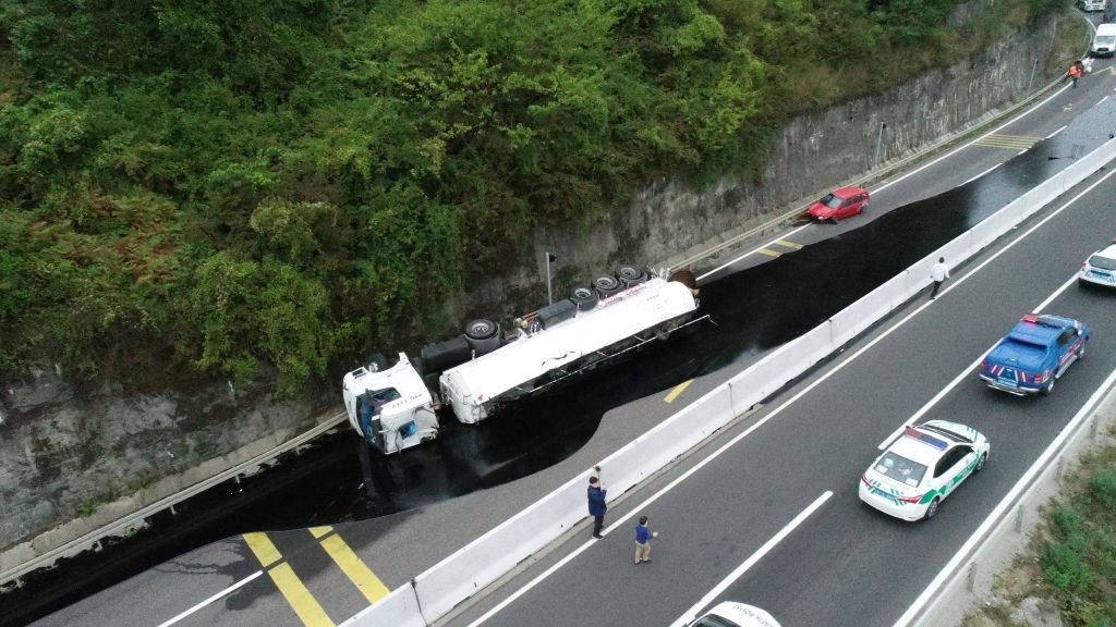 TANKER OTOMOBİLLE ÇARPIŞTI