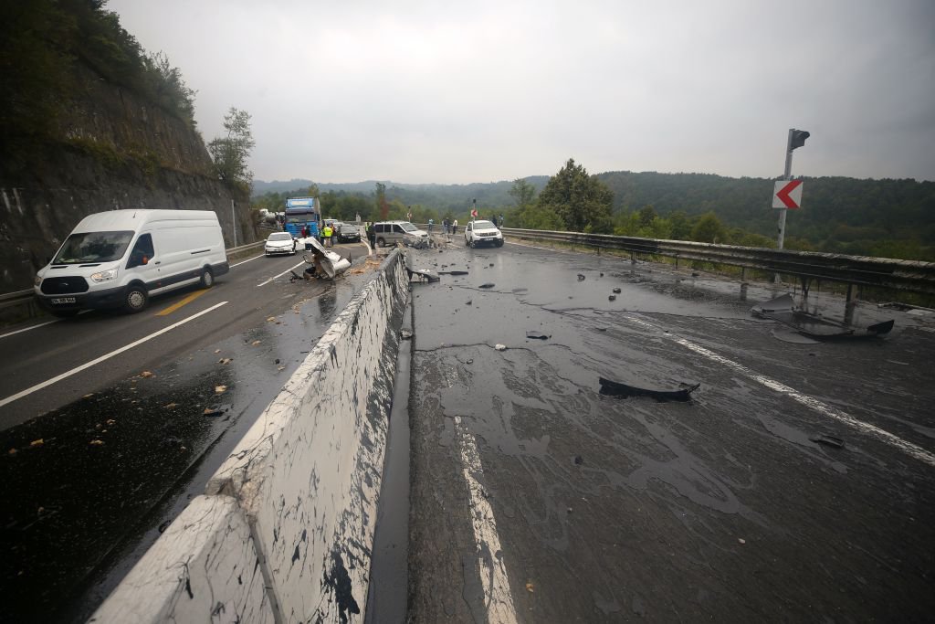 TANKER OTOMOBİLLE ÇARPIŞTI