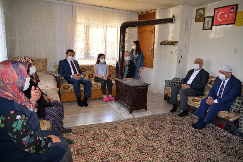 VALİ ÜMİT ŞEHİT AİLELERİYLE BAYRAMLAŞTI