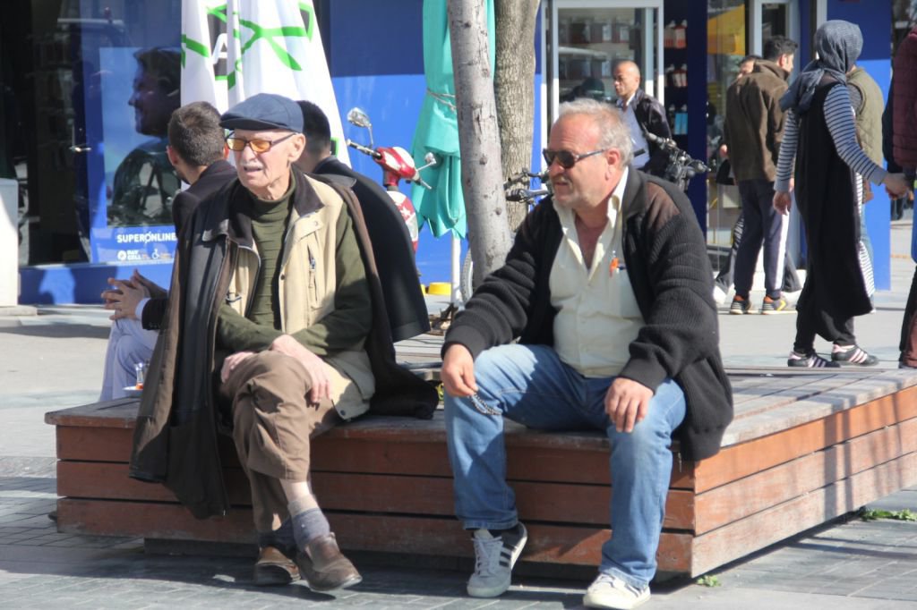 VATANDAŞ NE GİYECEĞİNİ BİLEMİYOR