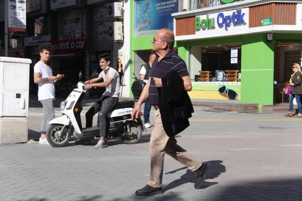 VATANDAŞ NE GİYECEĞİNİ BİLEMİYOR