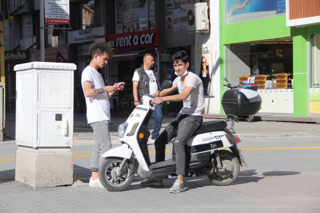 VATANDAŞ NE GİYECEĞİNİ BİLEMİYOR