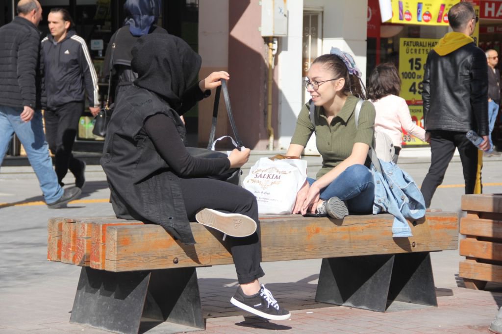 VATANDAŞ NE GİYECEĞİNİ BİLEMİYOR