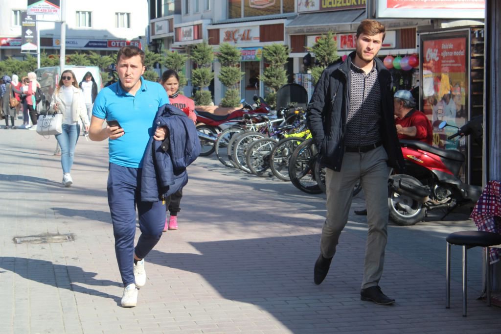 VATANDAŞ NE GİYECEĞİNİ BİLEMİYOR