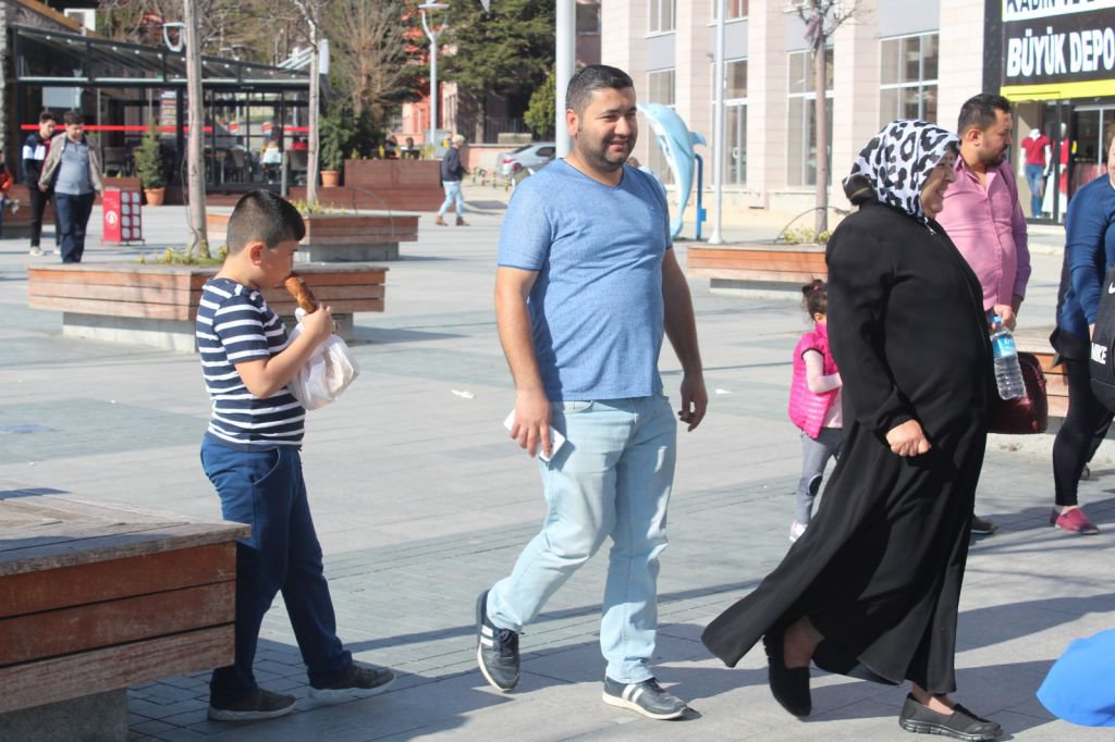 VATANDAŞ NE GİYECEĞİNİ BİLEMİYOR