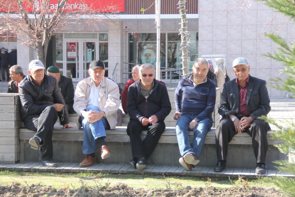 VATANDAŞ NE GİYECEĞİNİ BİLEMİYOR